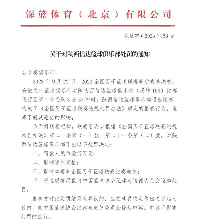 电影《河边的错误》的基调在今日曝光的“追疯子的人”版海报中可见一斑，黑白胶片海报整体笼罩着一层水汽般氤氲的朦胧质感，似真似幻，像是大幕拉开前的一帧，又似马哲追逐疯子时被捕捉的定格瞬间，平静之下暗流涌动